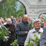 Православие, Игнатьево, Георгиевский храм, икона, праздник, День Святой Троицы, Пятидесятница, 4 июня 2017, литургия, молебен, Причастие, коленопреклоненный, храм, березка, свеча, полевая кухня, радость, Иван Иванович